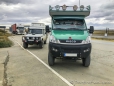 zwei deutsche Fahrzeuge an der argentinischen Grenze