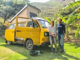 Inge & Freek in ihrem gelben VW-Bus Eddie unterwegs in Südamerika