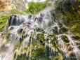 der Wasserfall wirkt richtig künstlich durch das tiefgrüne Moos und das darüber plätschernde Wasser
