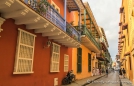 Die Gassen von Cartagena strahlen uns in warmen Farben entgegen