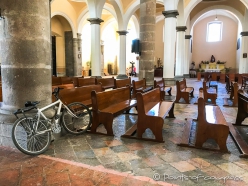 musste der Priester schnell zum Gottesdienst... oder hatte es jemand eilig um zur Beichte zu kommen?!?! ... ein Fahrrad in der Capilla Real ;)