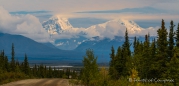 Immer wieder haben wir freie Sicht auf die Berge & Gletscher der Alaska-Range