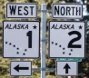 Die Highway-Schilder weisen immer die Flagge Alaskas mit auf