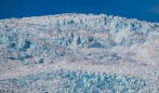 das Blau des Gletschers scheint mit dem Blau des Himmels um die Wette zu leuchten