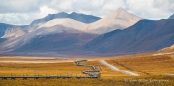 Blick auf die Brooks Range, die Alaska-Pipeline und den Dalton Highway inmitten der Färbung ...