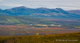 Blick auf eine der Servicestationen der Alaska-Pipeline inmitten der gefärbten Berge