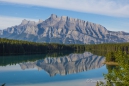 Lake Minnewanka mit traumhaften Spiegelungen