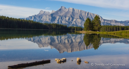 Lake Minnewanka mit traumhaften Spiegelungen