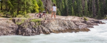 Fotoshooting mit Selfiestick ;) an der Natural Bridge im Yoho Nationalpark