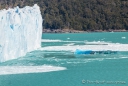 Nach dem Abbruch leuchtet der Eisberg enorm