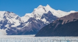 hinter dem Gletscher erheben sich die Gipfel der Anden