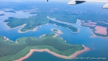 der Fluss schlängelt sich durch die Landschaft