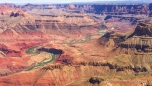 der Colorado schlängelt sich tief unten im Canyon entlang