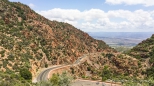 Der Highway 89A windet sich mit schönen Aussichten Prescott entgegen