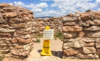 ob das "Caution - Wet" - Schild auch zu Zeiten der aktiven Nutzung von Tuzigoot existiert hat, kann ruhigen Gewissens bezweifelt werden ;)