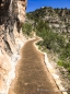 der Weg führt um den Canyon herum und zeigt die Gesamtheit der Dwellings entlang des Canyonrandes