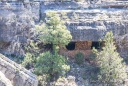 der Weg führt um den Canyon herum und zeigt die Gesamtheit der Dwellings entlang des Canyonrandes