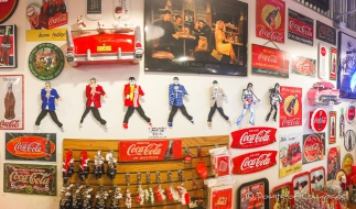 da wackelt Elvis an der Wand inmitten der Coke-Werbung