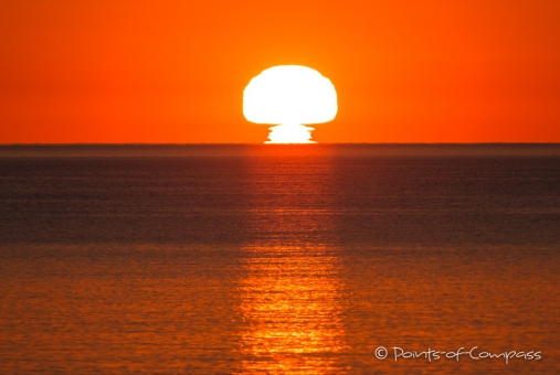 die Sonne flimmert sich aus dem Meer