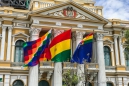 Flaggen der Indigenas, Boliviens und die dritte fasst die beiden ersten Flaggen zusammen