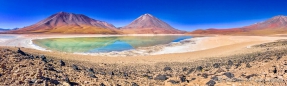 Cerro Juriques (5.704m) & Volcán Licancabur (5.920m) an der Laguna Verde