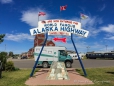 Wir an der "Mile Zero" - sprich am Beginn des Alaska Highways