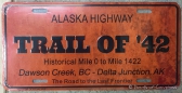 Als kleine Entschädigung für die Wartezeit an der Tankstelle, erhielten wir das Schild zum Alaska Highway