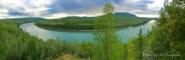 Blick über die Wälder und Flüsse des Nordens - hier über den Liard River