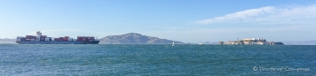ein Ozeanriese im Vergleich zur ehemaligen Gefängnisinsel Alcatraz
