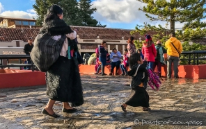 indigene Frauen bieten mit ihren Kindern Waren zum Verkauf an