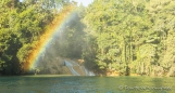 morgendlicher Regenbogen vor einem der Wasserfälle