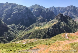 die gelben Flecken auf der anderen Seite des Canyon sind Maisfelder - es ist enorm wie die Tarahumara den Felsen Land fürs Überleben abringen ... wir möchten dieses nicht bewirtschaften müssen! Enorm welche Leistung dies ist!!!