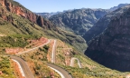 die Serpentinen winden sich hinab in den Canyon