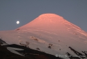 während im Westen die Sonne untergeht, taucht hinter dem Osorno der Vollmond auf... ein tolles Naturschauspiel!