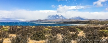 Lago Sarmiento mit dem in Wolken gehüllten Torres del Paine Massiv