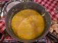der Käse köchelt im Fondue-Topf