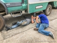 Alejandro und der Mechaniker überlegen sich eine Lösung für unsere tropfende Dieselleitung