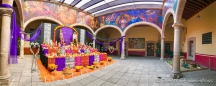 Innenhof des Kulturzentrums mit Altar zum Dia de los Muertos