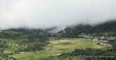 Blick zur im Nebel liegenden Laguna Papallacta