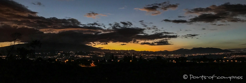 Blick auf das nächtliche Quito