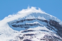 die Wolken fegen über den Gletschergipfel des Chimborazo
