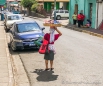 auch hier in El Salvador tragen viele Frauen ihre Lasten auf dem Kopf