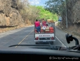 auch hier in El Salvador ist es normal, dass man auf der Ladefläche des Pickup mitfährt