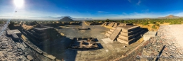 Blick von der Mondpyramide über die Camino de las Muertas
