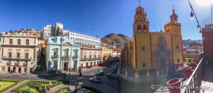 Blick auf die "Iglesia de Nuestra Señora de Guanajuato" und die Universität im Hintergrund
