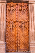 reich verzierte Eingangstüren