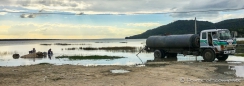 Wassertanken und Wäschewaschen nebeneinander im Lago Peten Itza