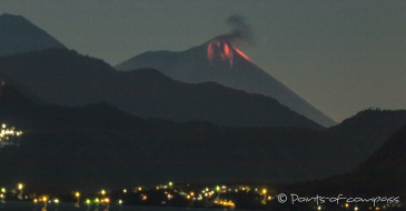 der Vulkan Fuego in 48 Kilometer Entfernung spuckt Lava