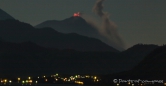 der Vulkan Fuego in 48 Kilometer Entfernung spuckt Lava