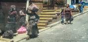 Guatemalteken in traditioneller Kleidung